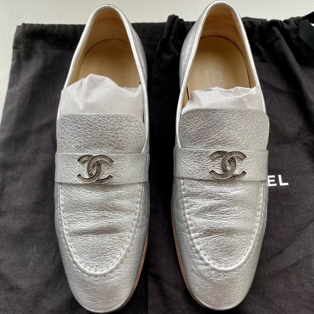Chanel 38.5 silver flats